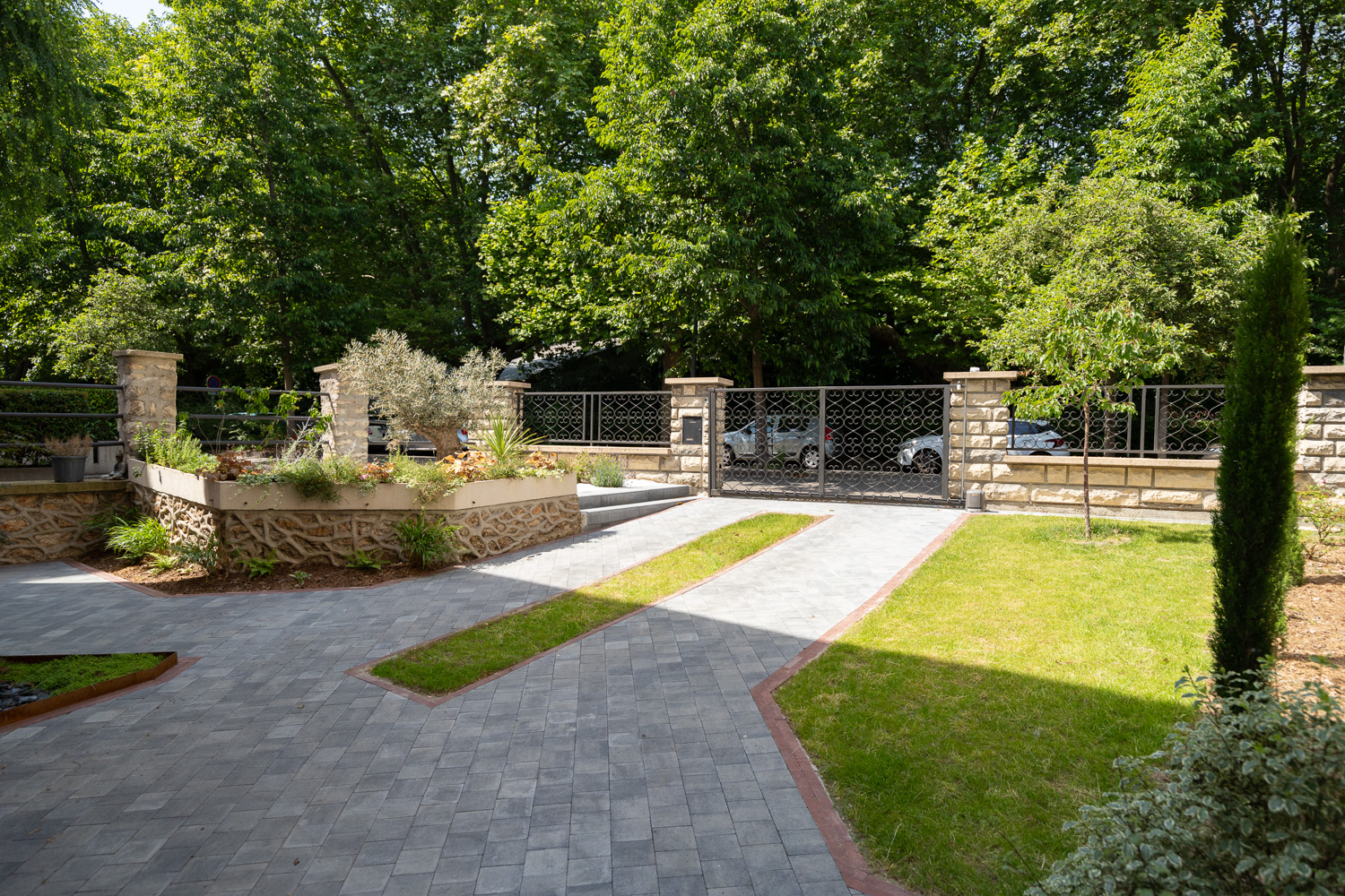 Allée de jardin en pavés gris