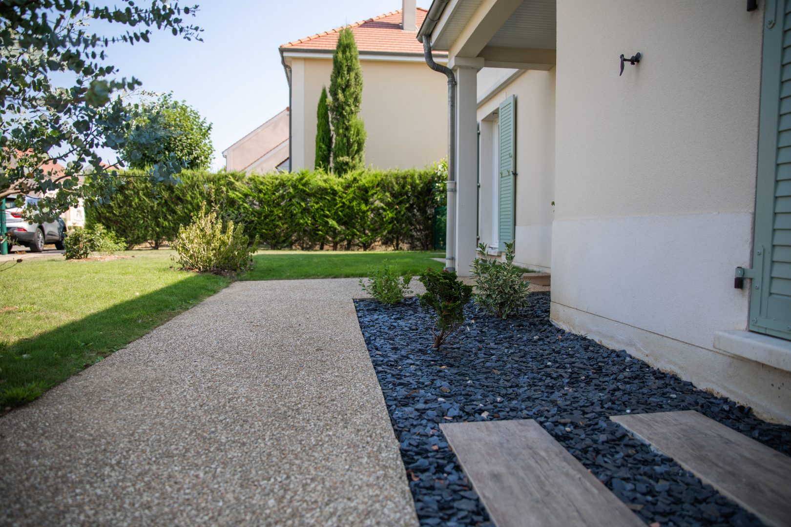 Allée de jardin - entrée de maison en béton désactivé