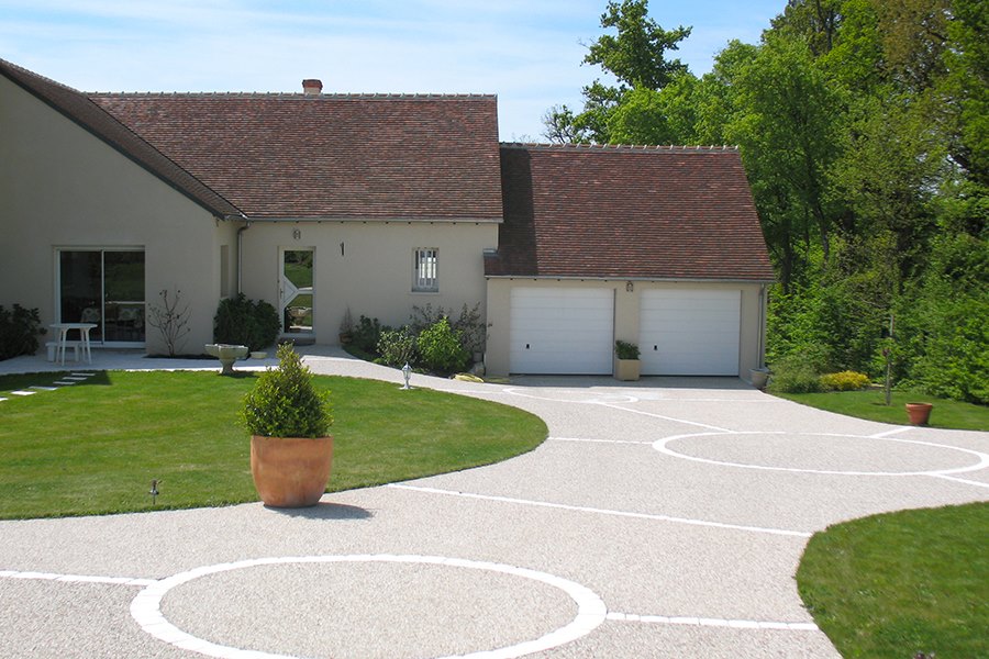 Allée de jarfin en béton désactivé